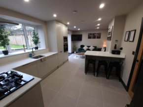 New Stylish 4-Bed-WiFi-Free Parking